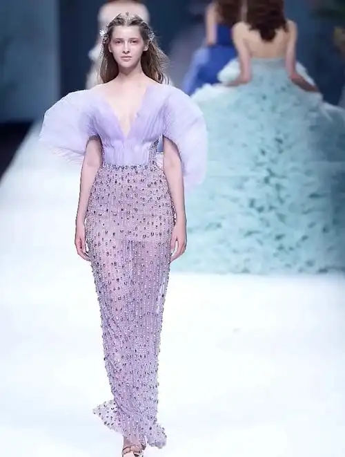 美女模特t台走秀,走秀走出自信的走姿,很是耐看