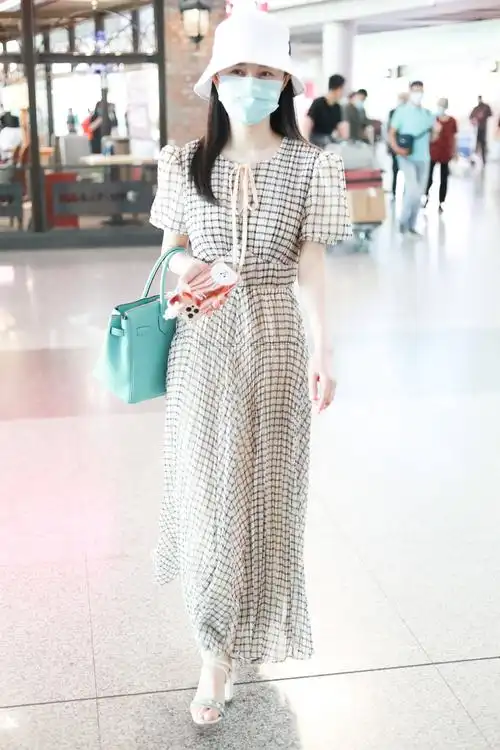 童年女神舒畅长裙秀曼妙身材气质文艺大长腿吸睛