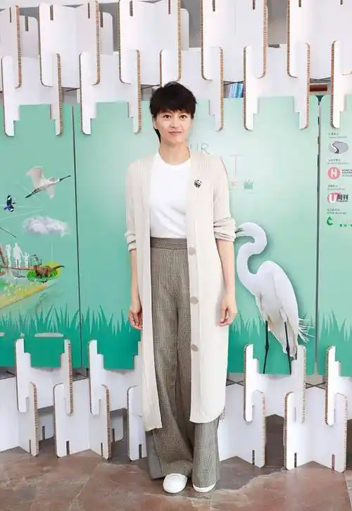 梁咏琪的176cm身高不是白给的,穿阔腿裤都看得出腿长,太有范儿_气质