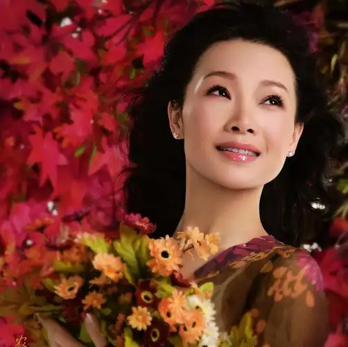 回顾歌唱家吕薇:男友的病逝让她心痛,独自生活多年50多岁仍未婚