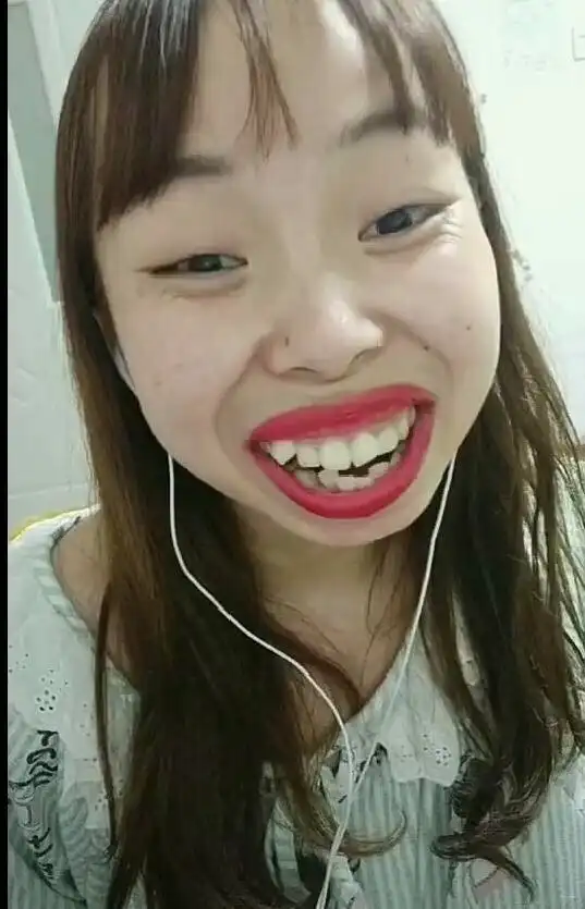 嘟嘟姐,一个由美扮丑的网红,配上一首魔性歌曲