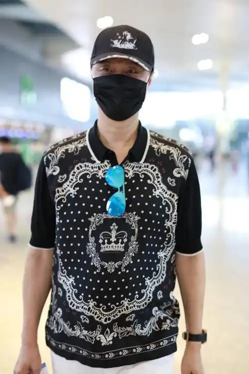 范冰冰爸爸范涛现身上海机场去陪范丞丞过生日