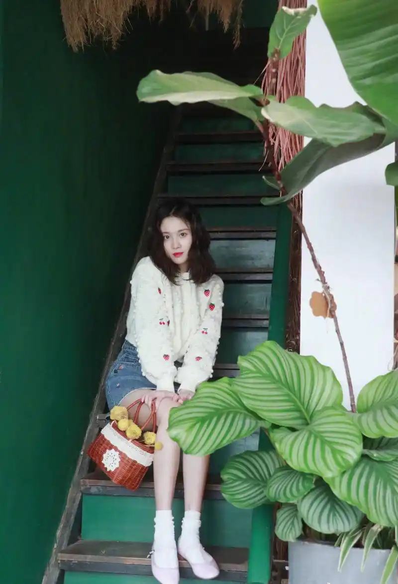 张慧雯牛仔短裤美腿甜美生活照