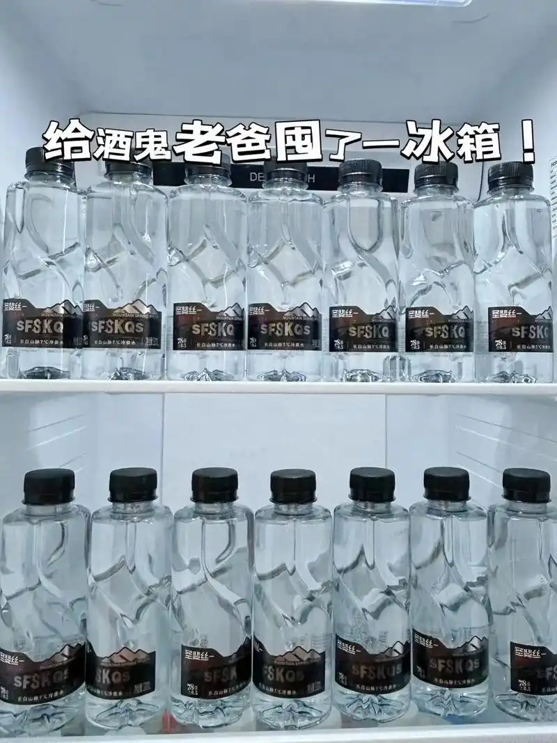 长白山脉冷泉水.#山泉水 又挖到一个宝!果断给老爸囤了满满一 - 抖音