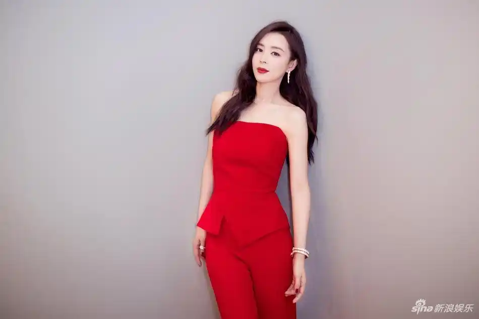 新浪娱乐讯 近期,张静初公开了一组写真,一袭大红色抹胸套装,长发披肩