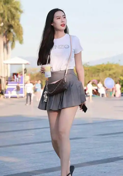 气质美女t恤搭配超短裙穿出不一样的校园风格