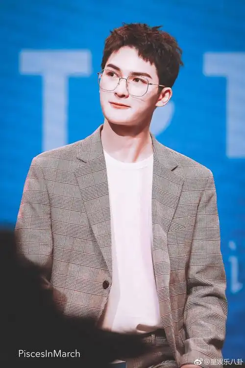 朱正廷金丝眼镜朱正廷ninepercent广州新专辑分享会饭拍图