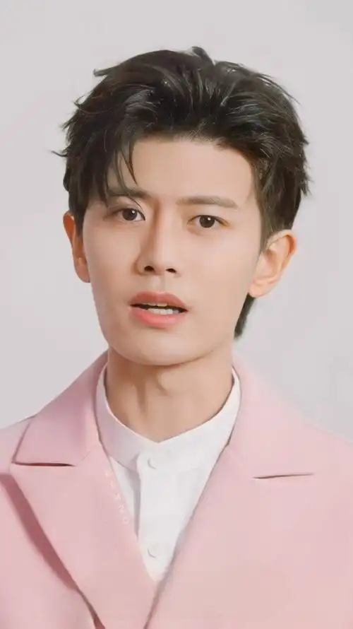 任嘉伦致敬行业奋斗者