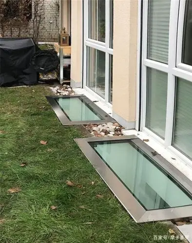 在天井里养养花,摆个桌子喝点茶,惬意的很!