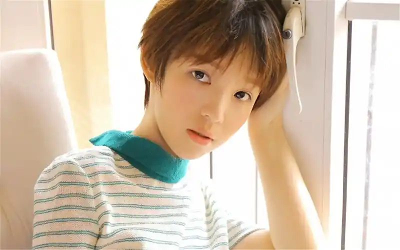 短发清新治愈系少女写真高清桌面壁纸