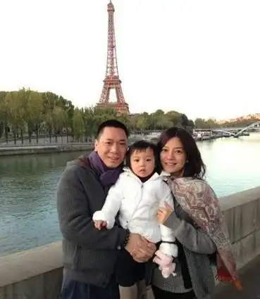 马云韩红经纬钟镇涛等捧场 盘点赵薇和老公黄有龙海量生活合照恩爱有