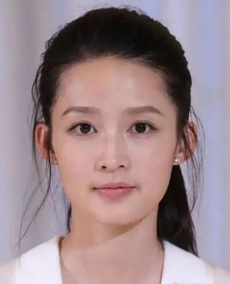 这不是素颜,画了眼线,带了假睫毛,画了眉毛了,别纠结了,李沁现在拍