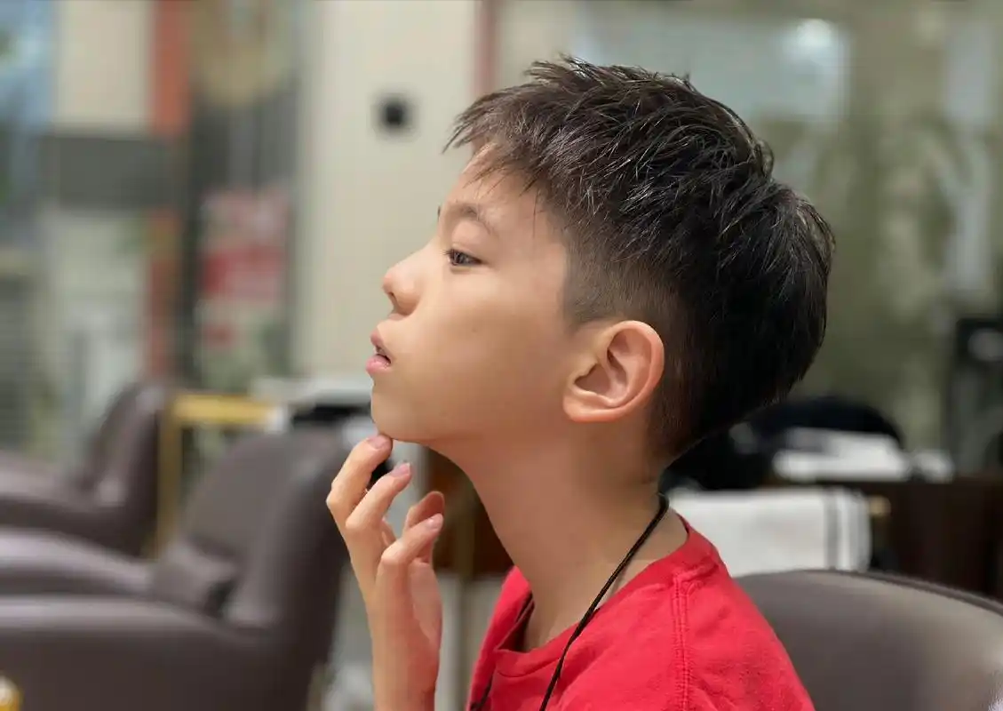 杜江的儿子嗯哼晒出了一张阳光帅气的新发型照片,引起了众多粉丝的