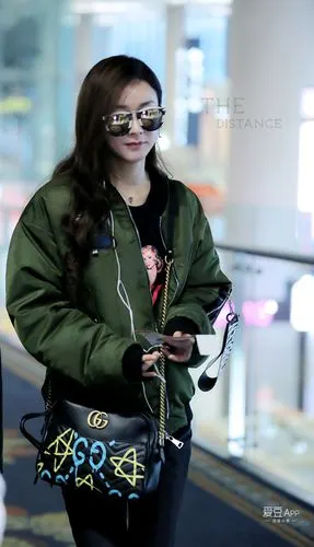 [赵丽颖][新闻]161204 赵丽颖潮范十足现身机场 看见粉丝撞树笑出声