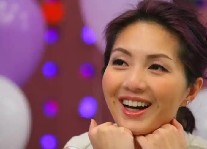 的老公丁子高其实早在10月7日的时候,就以杨千嬅经纪人身份回应说:"