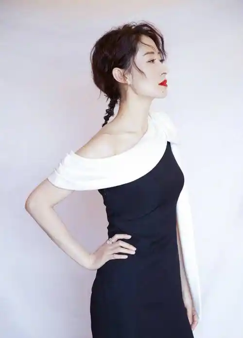 刘敏涛身材管理真好,穿波点西装配连衣裙走机场,真不像44岁的人_造型