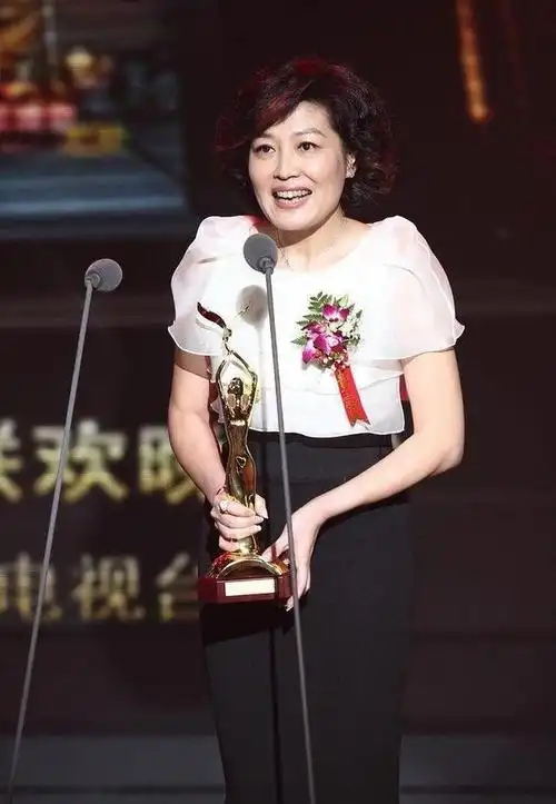 李咏老婆哈文的颜值相比娱乐圈女星也许不算突出,但骨子里文艺大方的