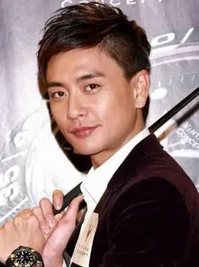 2001年凭借首部古装剧《寻秦记》获得壹电视大奖最有前途新人奖.