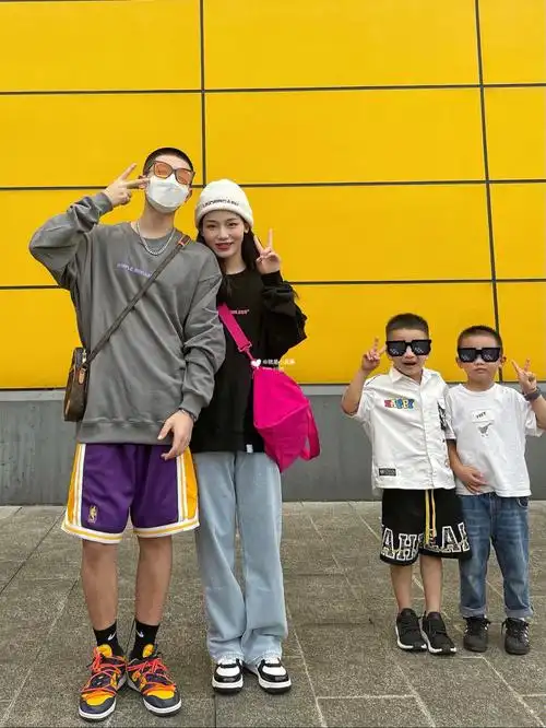 拍照时遇到社交nb的小孩158175情侣穿搭