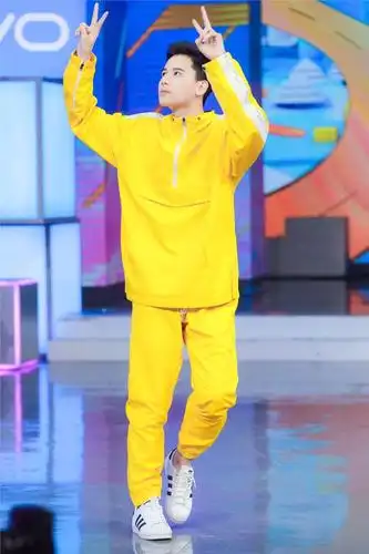 胡先煦快乐大本营首秀综艺感爆棚何炅点赞