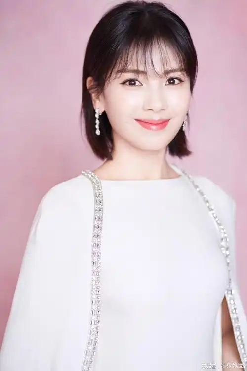 法令纹明显下巴尖,表情单纯似18岁少女|脸型|瓜子脸|黄晓明_网易订阅