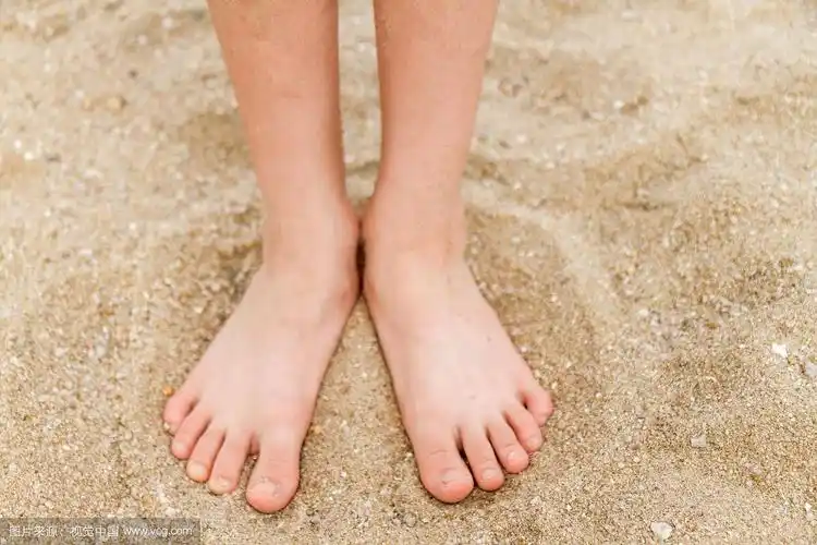 孩子的光脚在沙子里