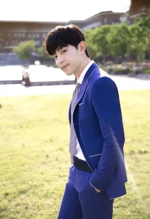 邓伦穿蓝色校服引燃校园中的美好回忆拥有治愈微笑的学长太帅啦