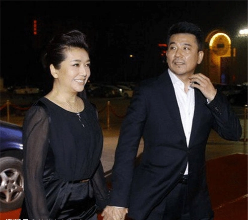 51岁江珊近照36岁丈夫比靳东颜值还高18岁女儿很满意