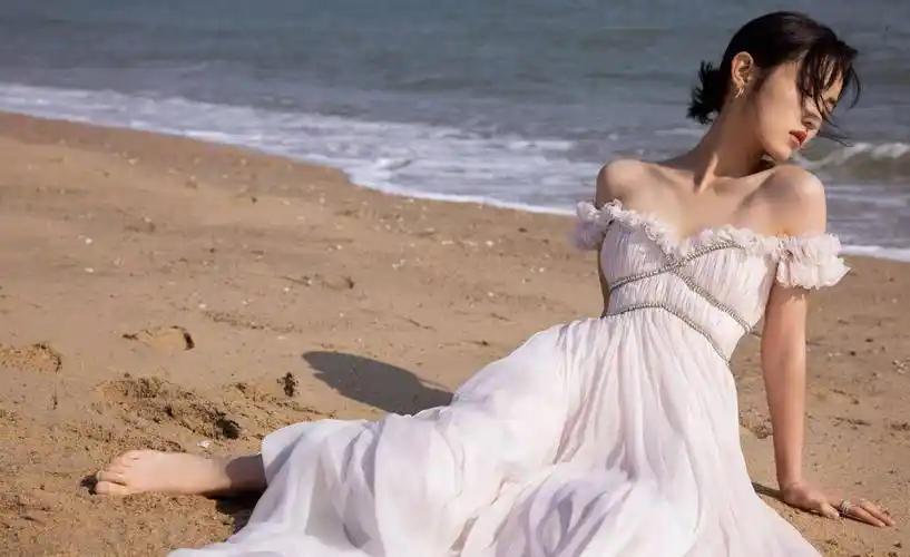 张子枫光脚躺沙滩上拍照!