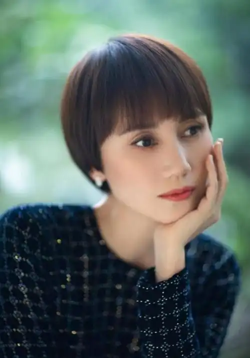 女人上了年纪适合什么发型?学陈数袁泉剪短发减龄又有气质