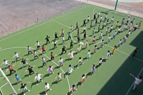 5月29日,温县城内小学学生在体育课上练习太极拳.