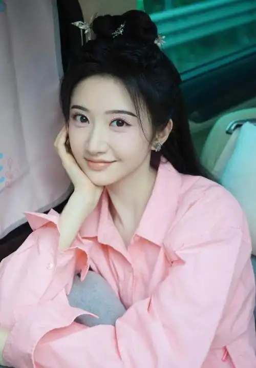 景甜晒自拍照温柔甜美 眼神灵动少女感十足