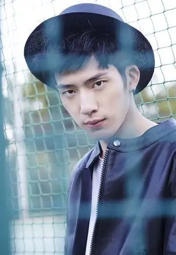 井柏然球场写真曝光 化身帅气美少年