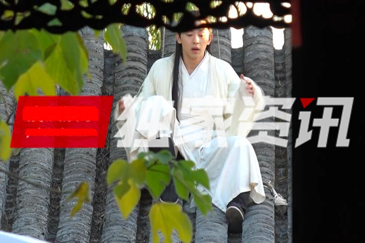 邓伦拍戏吊威亚超淡定!屋顶大口吃火腿肠充饥