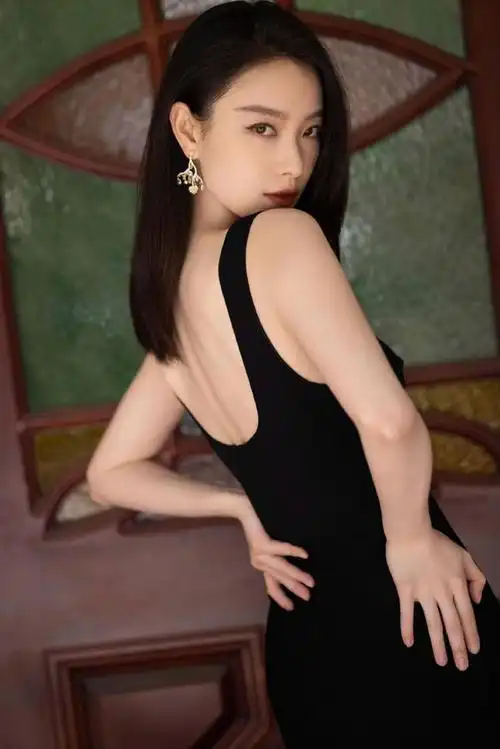 倪妮黑色鱼尾长裙,秀出白皙美背