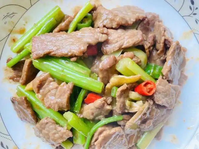 芹菜炒牛肉