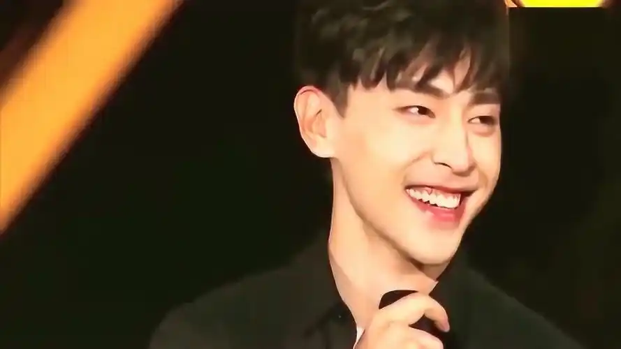 杨紫夸了邓伦一句,邓伦乐开花,眼都快笑没了