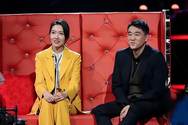 陷入"中年危机"的何冰很是焦虑,成宿的睡不着觉,妻子李海洋看他状态不