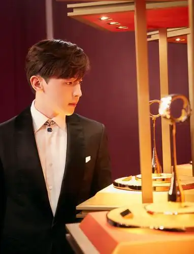 邓伦流光溢彩王子装帅气写真