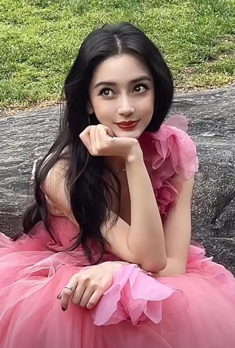 杨颖angelababy拍外景没p图的样子,眼睛和嘴巴很有特点,脸小显得五官