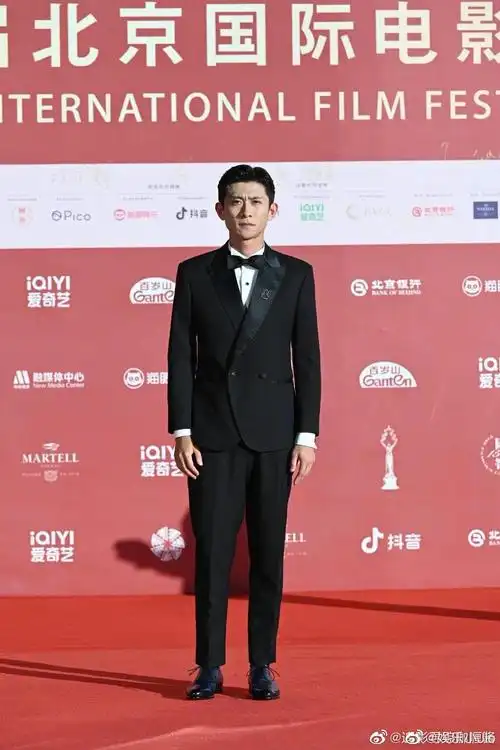 张一山亮相北影节闭幕式,造型选择了黑色西装,你觉得怎么样?