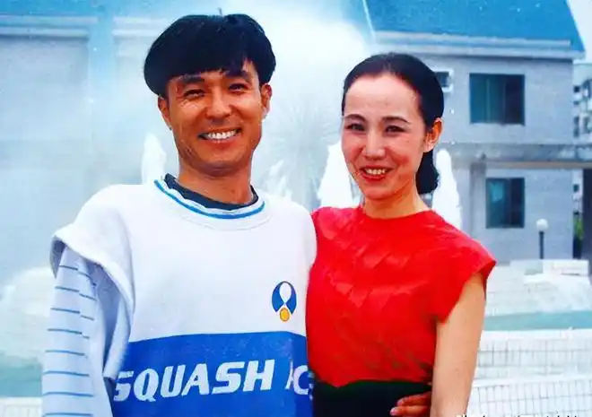 谢园的遗孀邱悦含泪告别亡夫最大的遗憾是没能给他生下孩子