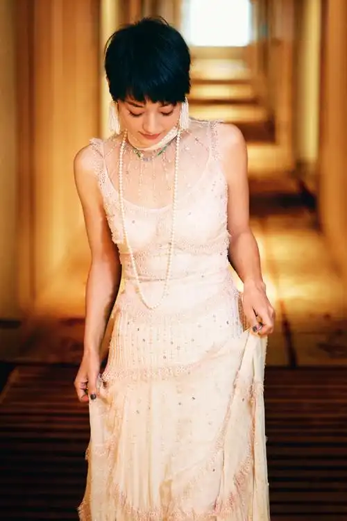 马伊琍珍珠玫瑰粉纱裙