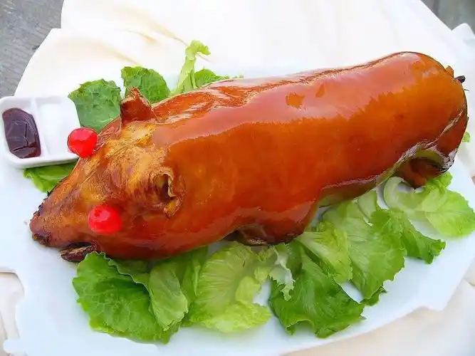 新鲜乳猪冷冻乳猪整只5~6斤左右做烤乳猪多省烧烤食材土猪肉