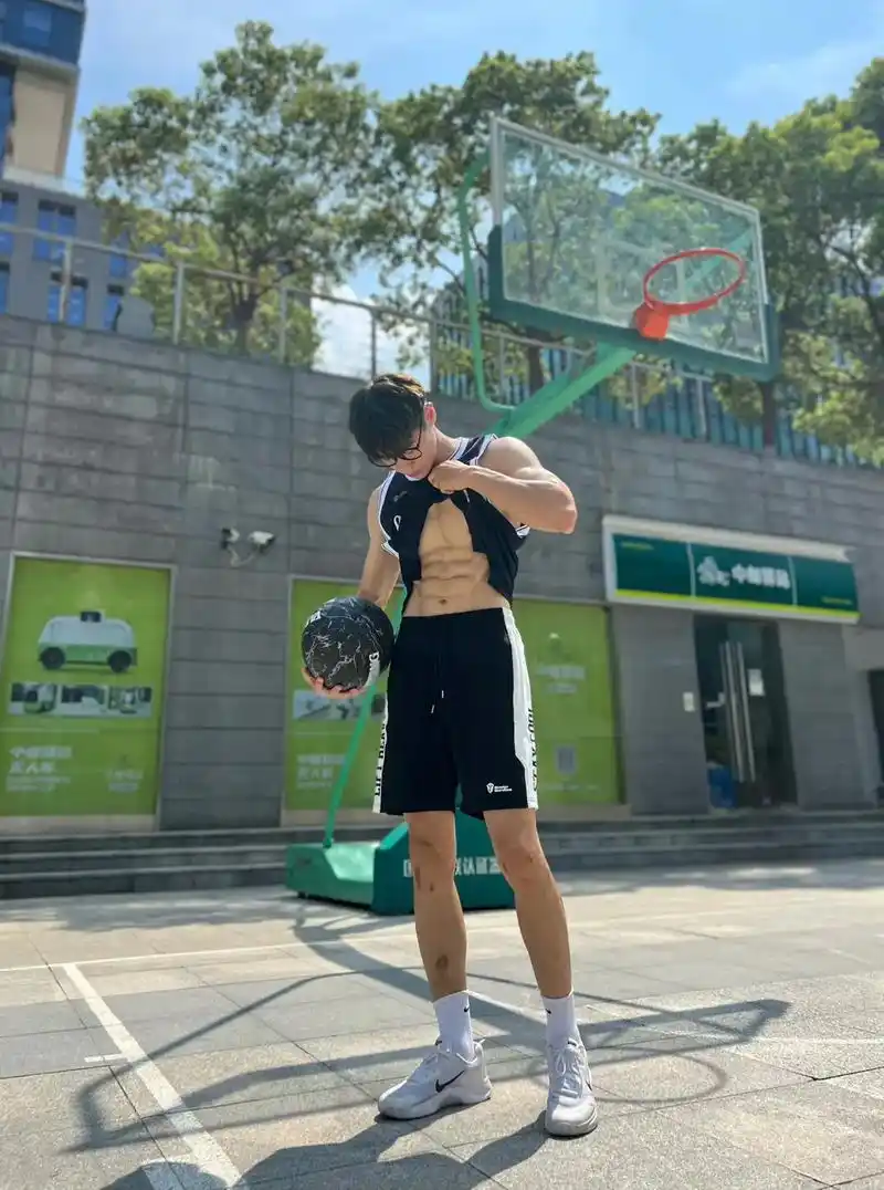 体育生 #腹肌 #阳光男孩 #怪物守护者  @monsterguardians