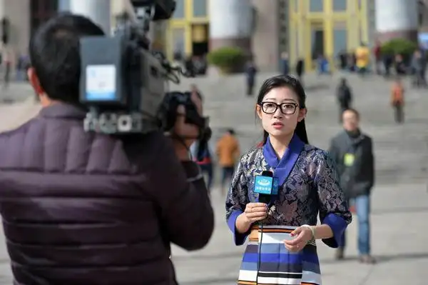 两会美女记者高颜值吸睛