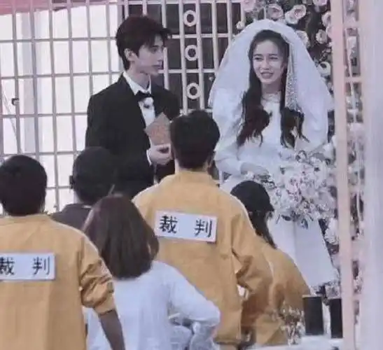 可以看到杨颖的出场依旧很惊艳,整个人状态非常好,旁边的沙溢和蔡徐坤