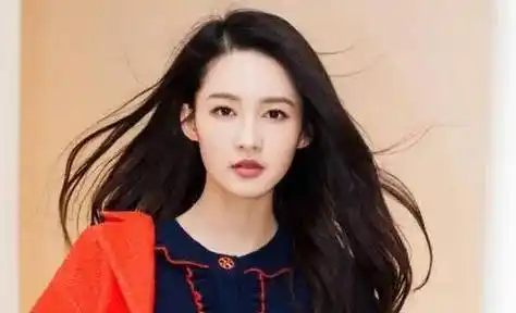 杨洋的初恋女友就是李沁他们俩认识的时候才18岁,当时两个人正好合作