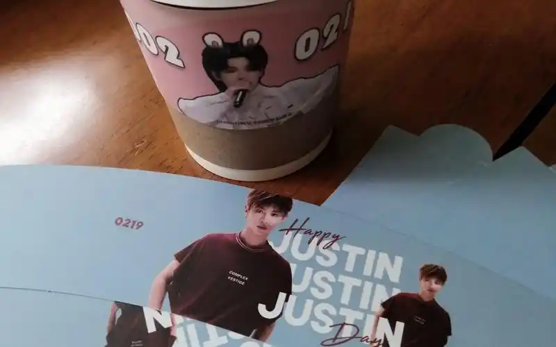 vlog去到黄明昊的应援店一吻定情真好看