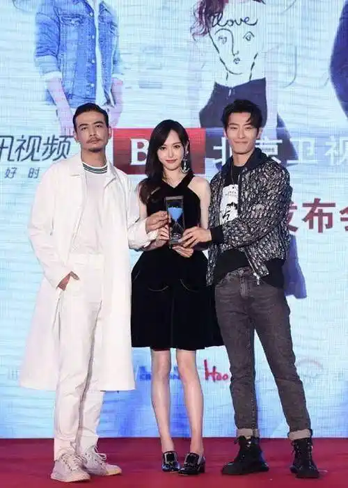 唐嫣现身,穿收腰蓬蓬裙似公主,和窦骁同框不穿高跟鞋显贴心!